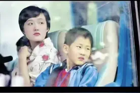 2010年，山东一神童3天读完小学，10岁参加高考考了566，却在大学时无故退学，如今他怎样了？ “神童”，“天才少年”，这些标签曾经像耀眼的勋章，贴在一个名叫苏刘溢的男孩身上。 3天读完小学，10岁就和一群哥哥姐姐们一起参加高考，并以566分的优异成绩被南科大录取，这在当年，妥妥的“别人家的孩子”，妥妥的热搜预定。 可如今，十多年过去了，曾经的“天才少年”却像人间蒸发一样，消失在公众视野。苏刘溢身上到底发生了什么。 苏刘溢出生在山东泰安，一个被誉为“五岳独尊”的文化名城。但他的家庭，和大多数普通家庭一样，父母都是普通的工人，并没有什么文化背景。然而，苏刘溢却从小就展现出惊人的学习天赋。 据媒体报道，苏刘溢拥有过目不忘的本领，见过的人，都能记住，甚至连对方的名字和关系都能清晰地回忆起来。更夸张的是，他在学习方面展现出惊人的速度，几乎所有知识，都是一学就会，一点就通。 幼儿园，对于他来说，简直是浪费时间。于是，在父母的引导下，他开始在家自学小学课程。仅仅用了三年的时间，他就把小学六年的课程全部学完了，而且，还能举一反三，解决一些课本以外的难题。 一路“跳级”的求学路，是惊喜也是负担 5岁那年，苏刘溢的父母决定送他去小学。但因为他的知识水平已经远远超过了同龄人，所以，他直接进入了五年级学习。 然而，仅仅上了3天课，苏刘溢就被老师“劝退”了。原因很简单，他实在太优秀了，小学的知识对他来说，没有任何挑战性。 于是，苏刘溢只能再次“跳级”，进入初中学习。进入初中后，苏刘溢依然是“学霸”般的存在。他不仅轻松应对所有学科，还在一次竞赛中，从300多名初中生中脱颖而出，一举夺魁。 学校为了培养他，专门成立了专家小组，对他进行一对一辅导。结果，苏刘溢仅用了一年的时间，就学完了初中三年的课程，再次提前毕业，进入高中学习。 高中的学习节奏，对于苏刘溢来说，依然是小菜一碟。没过多久，他就觉得在学校学习效率太低，于是，他选择回家自学，并在2010年，以10岁的年龄参加了高考。 10岁考上南科大，天才少年为何“销声匿迹”？ 高考成绩出来后，苏刘溢的名字再次响彻全国。他以566分的优异成绩，被南方科技大学录取，成为这所大学的第一个学生。 然而，进入大学后，苏刘溢却渐渐感到迷茫和困惑。由于年龄差距太大！#学霸#天才少年#天才神童#家长必读视频封面