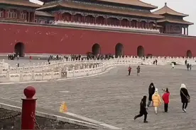 故宫文物数量众多，场地面积庞大，如果不给工作人员留下足够的清扫整理时间，那么，每天上万名游客的参观，足够让故宫面目全非了。这也是为了让工作人员有足够的时间去核实文物数量，同时帮助场馆里的游客离开，不给想要偷盗文物的不法分子机会。，也有不少人动了歪心思，1959年的武庆辉就是如此。最终将武庆辉抓捕，并判处了无期徒刑。  故宫早早闭馆的还有个原因，则和故宫存在的各种民间传说有关，无数妃子与宫女在故宫里老去，就让人们对故宫这个地方心怀敬畏，再加上各种灵异现象的出现。  虽然科学家们已经努力从科学的角度进行解释，但是架不住谣言的流传甚广，比如因为天气原因出现的“散步宫女”，本来是天气现象造成的历史重现，但是仍旧有许多不明真相的群众感到害怕。  因此，为了让游客可以安心的参观，不会感到害怕，故宫更是在太阳落山之前闭馆，给游客更为踏实的参观体验。#故宫#文物#历史#抖音站外播放激励计划#抖音创作者激励计划视频封面