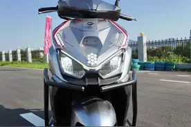 10999元150水冷，ABS+TCS鸿150RS太能打了！ #踏板 #qjmotor #鸿150RS视频封面