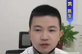 肾结晶那些事儿，你得知道！ #硬核健康科普行动 肾结晶那些事儿，你得知道！#健康生活重养自己一遍 肾结晶那些事儿，你得知道！ 今天来聊聊肾结晶。好多人拿着 B 超报告来找我，一脸懵地问啥是肾结晶。其实呢，肾结晶可以说是肾结石的 “小前奏”。就像种子可能会长成大树一样，肾结晶有可能变成肾结石哦。不过发现肾结晶别太慌，一般不用药治疗。但饮食可得注意啦！要多喝水，每天差不多 2000 毫升，让肾 “冲个澡”。我有个朋友，查出肾结晶后，听我的每天坚持多喝水，后来复查结晶就少了很多。还要低盐饮食，多吃蔬菜水果。像菠菜、甜菜、果仁、巧克力这些高草酸食物得少吃，不然结晶会 “长大”。特发性高钙尿的要限制钙摄入，高尿酸血症的得注意低嘌呤饮食，别碰动物内脏，烟和酒也得戒了。平时适当跳跳，对排出结晶有帮助，就像给结晶一个 “动力”，让它快点走。而且要记得定期随访，每年做次 B 超，半年查次尿常规。要是有腰痛，像胀痛或绞痛，还有血尿、尿频、尿急、尿痛这些情况，赶紧去医院或者来找我。大家可别小瞧肾结晶，好好管理，让我们的肾脏保持健康哦！视频封面