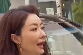 43岁的#熊黛林 最近活动亮相，结婚7年过得很幸福，身材完美风韵犹存，魅力不减当年。#路人视角 #美出高级感视频封面