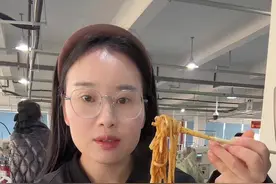90后农村小夫妻在浙江租房打工的真实生活  今天又是日入500的一天，在外面吃饭生活费花了13块钱，晚上买的菜在厂里忘带回家了#记录真实生活 #日常vlog #我的生活日记 #打工人视频封面