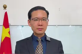 立遗嘱一定要做精神鉴定吗？ 立遗嘱一定要做精神鉴定吗？这个不是必须，但如果遗嘱人想立公证遗嘱，公证处为了保险起见，会根据遗嘱人的年龄和神志状况决定是否要求做精神鉴定，如果遗嘱人拒绝做精神鉴定，那么公证处是不会受理公证申请的，因为公证处也担心存在风险，万一出现遗嘱人不具有完全民事行为能力怎么办？万一公证遗嘱将来被推翻了怎么办？另外，如果遗嘱人自己没有亲笔书写遗嘱的能力，除了公证遗嘱外，那么就只能采取代书遗嘱、打印遗嘱、录音录像遗嘱的形式来订立遗嘱了，而这些遗嘱形式都是需要见证人见证才有效的。此时的遗嘱见证人同样为了保险起见，也会根据遗嘱人的年龄和神志状况决定是否要求做精神鉴定。如果遗嘱人拒绝做精神鉴定，那么遗嘱见证人可能就不愿意做见证了，尤其是聘请律师作为遗嘱见证人的情况下，律师对于遗嘱人是否具备完全民事行为能力的审查会更加严格。在一般情况下，遗嘱人立遗嘱时绝大部分都是具备完全民事行为能力的，这从与遗嘱人的谈话沟通过程一般即可看出，而且现在录音录像技术也比较发达，从遗嘱人的陈述和影像中也能够进行基本判断。但是，如果遗嘱人在立遗嘱时属于智力残疾，甚至持有智力残疾证书，尽管不能因此就断定其不具备完全民事行为能力，但是却极有可能不具备完全民事行为能力，这种情况下，强烈建议做一个精神鉴定。在法律上，除非有相反证据，法律首先默认每个成年人都具备完全民事行为能力，通俗一点说就是，法律上默认每个人都是正常人。在遗嘱继承纠纷案件中，如果有人认为遗嘱人立遗嘱时不具备完全民事行为能力，则其负有举证义务，也就是负有举证证明遗嘱人立遗嘱时不具备完全民事行为能力的义务，否则法律推定遗嘱人具备完全民事行为能力。在遗嘱继承纠纷诉讼案件中，因为此时被继承人已经去世，此时距离订立遗嘱的时间通常已经间隔很多年，在法律上已经很难查清遗嘱人在订立遗嘱时是否具备完全民事行为能力。只要没有确凿证据能够证明遗嘱人在订立遗嘱时不具备完全民事行为能力，那么遗嘱就不会因此而无效，而所谓的确凿的证据通常指的是关于是否具备完全民事行为能力的司法鉴定或者裁判文书。 #婚姻家事律师 #遗产继承 #遗嘱继承 #立遗嘱 #遗产视频封面
