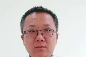 女性一吸气胸口正中间痛，可能的原因与应对 女性一吸气胸口正中间痛，可能的原因与应对#硬核健康科普行动 #胸痛 #年度健康知识干货大赏 #女性胸口疼是什么原因 #医学科普视频封面