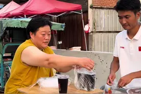 今天做了一桶绿豆冰沙和一桶酸梅汤，拉到镇上去卖，看看哪个更好卖？#我的乡村生活 #新农人计划 #三农 #绿豆沙 #酸梅汤