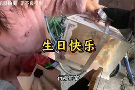 蛋糕掉下来的瞬间，我感觉天都塌了！！！#外卖小哥视频封面