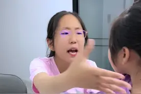 姐妹俩抢辣条，妹妹很生气 不让孩子吃辣条，她就是不听，你们是不是也喜欢吃辣条#亲子 #记录生活 #宝妈日常分享 #作业帮 #辅导作业