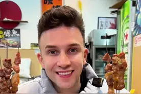 原来这就是中国烧烤的发源地？！这一口白串直接给我香迷糊了啊！！#建议普及徐州这一口 #总要来徐州感受一下烧烤蘸甜醋 #徐州烧烤 #撸串儿约起来 #谁懂这一口烧烤的含金量视频封面