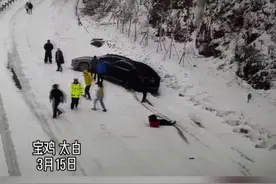 面对失控来车，交警邢宏强冲过去奋力拉起滑倒女士#警察 #交通安全 #记录 @陕西警方视频封面