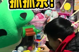 小青蛙的恐龙娃娃机，一下抓过瘾！ #玩具#娃娃机里的娃娃 #安利亚#恐⻰抓抓乐#仿真动物模型视频封面