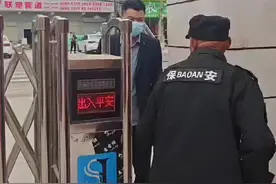 防暴反恐演习 ⚠️安全高于一切，责任重于泰山！ ❕提高警惕，增强安全防范意识 🧩提高自我保护能力 🔐教职工生命安全保驾护航 【锦程小学反恐防暴安全演练】视频封面