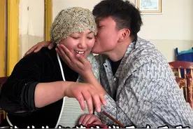 我的妈妈，一直都是给人朴素、善良、大方的印象，从小就就给我和弟弟最好的爱，一直都是勤俭持家，任劳任怨对我们家付出着自己的最好年华。我们这个年纪总是索取，却不知道怎么去表达对妈妈这么多年养育的感谢，这次刚好借此机会给了妈妈一点小小的惊喜，希望妈妈永远都能把笑容挂在脸上，幸福的陪在我的身边～ #给妈妈的惊喜#养育之恩#哈尔三的妈妈视频封面