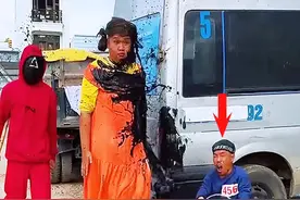 男子往人家身上泼墨汁！ #搞笑视频#搞笑配音#搞笑视频封面