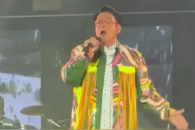谭咏麟成都演唱会隔空喊话刀郎赠歌《披着羊皮的狼》并邀现场歌迷合唱感谢。#刀郎#谭咏麟#谭咏麟成都演唱会 #谭咏麟隔空感谢刀郎 #披着羊皮的狼视频封面