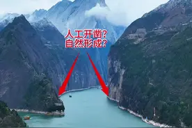 夔门到底是不是大禹治水开凿的？至今都是一个迷，瞿塘峡确实像一条人工开凿的下拉槽，两岸绝壁垂直90度如刀斧劈开一般，真是神奇！#夔门 #瞿塘峡 #三峡之巅 #大禹治水 #上古神话