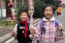 拿一米多长糖葫芦接图图放学，同学们惊呆了 #殷图图 #萌娃日常 #小学生 #一米长糖葫芦 #上热门视频封面
