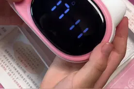 家人们谁懂啊？这款#智能时间管家 真是省爸省妈！用过的都知道有多省心。它可以语音设定闹钟、倒计时、正计时，培养孩子的自律和时间观念；它可以听同步课文、诗词、故事、儿歌、文言文、四大名著、成语，助力宝宝学习培养孩子的文学素养；还可以进行百科问答、翻译和智能语音对话；一机在手相当于拥有了早教机、学习机、故事机和音乐播放器，超智能！真的太省心了！#育儿#智能闹钟#时间管理