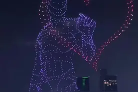 当老外看到超出想象的科技感到太震惊 中国无人机表演科技 震惊老外 #无人机表演 #无人机 #中国科技 #老外在中国 #震惊老外视频封面