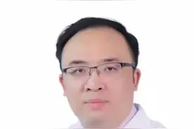 门诊看到一个因为肠功能紊乱休学的孩子，感觉心里非常的难受。这种孩子他是控制不住自己的症状的，并不是因为装病而不去上学。他的妈妈很开明，这个孩子也很努力，在家里面也是认真的学习，复习备考，母子俩都在不停的为对方考虑，非常孝顺的孩子。我想说的是即使是一个功能性的胃肠病，也可以让我们的患者非常的难受。生活质量受到很大的影响，我们在日常工作中要体谅这一类的患者，他们并不是装病，多给他们一些空间和时间，帮助他们好好的治疗，希望他们能早日回到自己的生活中。#胃肠功能紊乱 #肠易激综合征 #肠道健康 #医学科普 #休学视频封面