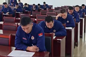 近日，山东烟台。当消防员遇上理论考试，“灭火一米不退，考试一题不会”。视频来源：烟台消防视频封面
