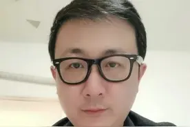 不是剧本 劳斯莱斯女车主再回应！ 劳斯莱斯女车主再出面回应了，说了两件事，尤其是第二件事，我觉得没有什么可反驳的余地了吧？#劳斯莱斯女车主再回应 #劳斯莱斯女车主不要货车司机赔偿 #司机感谢劳斯莱斯车主不要赔偿 #文峰说 #头条双星激励计划视频封面