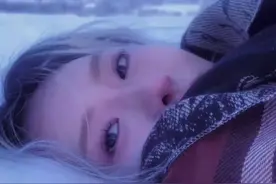 雪地太冰了 #人群太吵了在雪地躺躺视频封面