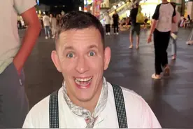 深圳太超前了吧！如果不是我在中国真的体验到了，我是一点都不相信石墩子也能充电！而且还是免费！#深圳 #无线充电 #外国人在中国 #科技之都深圳 #这还是我认识的石墩子吗