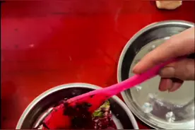 贵州农村的杀猪菜什么样的，我带你们来看看，凉拌生猪血那可太生猛了啊，我看着都起鸡皮疙瘩哈哈哈，有没有贵州的小伙伴来说一说你们真的吃这个吗，味道好不好吃，好了看完别忘了点赞评论关注哦，下期想看我吃什么评论区留言，我们下期见啦#贵州特色美食 #贵州杀猪饭 #农村杀猪现场 #六盘水吃喝玩乐攻略 #抖音美食推荐官视频封面