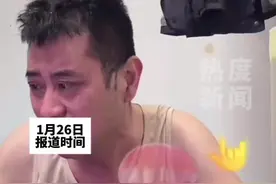 近日，黄子韬给萱萱爸爸刷礼物到榜一的视频引关注。查询发现，萱萱爸爸个人简介写着：农村一个普通家庭顶梁柱，白天打工供2个孩子读书，努力挣钱养家。对此，黄子韬表示，看到他都快哭了，我很难受，我账号只帮助给“苦难”的人。 #黄子韬#正能量 #黄子韬三观很正视频封面