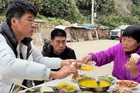 在那一瞬间，仿佛一层无形的阴霾从父母的心头悄然散去。长久以来积压的愁绪，如轻烟般在空气中缓缓消散。他们的眼神里，重新燃起了明亮的光彩，那是对生活希望的复燃。嘴角微微上扬，渐渐勾勒出一抹久违的笑容，这笑容，如同春日里初绽的花朵，温暖而明媚，让我知道，生活的美好再次回到了我们身旁。视频封面
