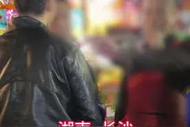 无良商家缺斤少两同仇敌忾，消费维权竟成敲诈#抖音热点宝 #打假 #长沙 #缺斤少两 #正能量视频封面
