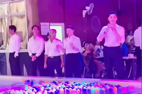 #萨瓦迪卡 男模餐厅，边吃边看帅锅视频封面