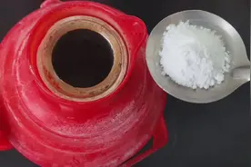 不管水壶水垢多脏多厚？只需撒一把，水垢自动脱落，立马干净如新视频封面