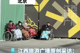 四个老头坐在轮椅上晒太阳，一旁四个老太在开心跳舞，“你的老年我的老年好像不一样”视频封面
