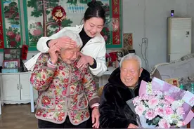 今天过节程程爷爷给奶奶送花奶奶还害羞啦😆😆😆#新农人计划2025 #农村生活 #三八女神节 #记录我的乡村生活视频封面