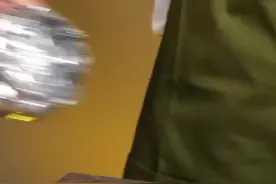 男人将锡纸裹成圆球，压扁裁切融化，直接制作出一个钢铁手机壳 视频封面
