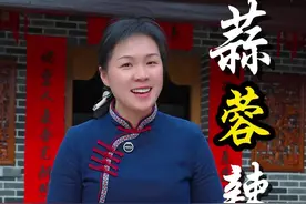 蒜蓉辣椒酱的做法 姐妹们，家里辣椒酱吃完了就不要在外面买了，今天分享一道蒜蓉辣椒酱的做法，吃起来酸辣爽口，色泽金黄，特别好吃#辣椒酱#蒜蓉辣椒酱#民间传统美食视频封面