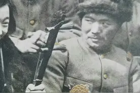 历史老照片：侵华日军和女子在一起的一个合影。很多人说，在这张照片中，这名女子很好的验证了"商女不知亡国恨，隔江犹唱后庭花”.事实上，单从一张照片来看，我们又哪能知道这其中的事情原委呢？在那个战争年代，很多人为了活下去，本就不容易，要是我们处于那种情形之下，又会如何选择呢？以史为鉴。#铭记历史#千万不要忘了那惨痛的历史 #勿忘国耻视频封面