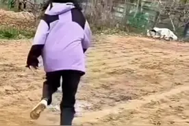 女孩母亲因病去世，因为孩子正在高考家人瞒着没告诉她，孩子回到家才发现妈妈不在了，瞬间泪奔，哭着去看妈妈，看哭了无数网友#心酸 #瞬间戳中泪点视频封面
