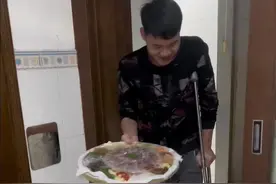广东妹远嫁广西十年，夫妻混成兄弟，粉丝兄弟太给力咯，心疼大兄弟腿不方便，给大兄弟安排了横县鱼生，大兄弟第一次吃到正宗的广西横县鱼生，直夸太好吃了#记录真实生活 #夫妻相处之道 #横县鱼生视频封面