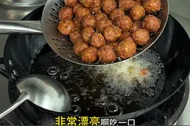 年夜饭炸肉丸子，怎么样炸出来又酥又脆。今天把详细方法分享给大家。#美食教程 #炸丸子#年夜饭#妈呀太香了 #真材实料才能做出好味道视频封面