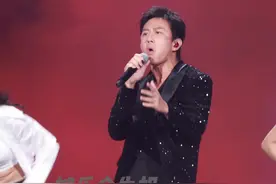 跟着超哥一起《gogogo》出发啦！#邓超 #抖音仲夏毕业歌会 #抖音仲夏毕业季 #抖音毕业歌会群星走花路