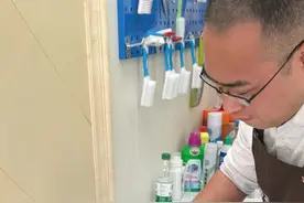 衣服84烧伤发黄还原 白色衣服用84消毒液浸泡发黄了怎么办，今天龙哥教你轻松解决！#84消毒液 #衣服发黄洗白小窍门 #84烧伤修复 #生活小妙招