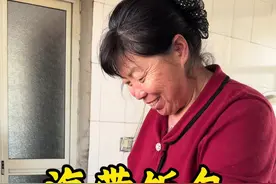 【海带饭包】 老妈做的海带饭包，鲜嫩的海带裹着二米老妈做的海带饭包，鲜嫩海带裹着二米饭，搭配着花生米和土豆泥，吃的太过瘾了#农村美食 #记录生活 #海带饭包 #农村生活视频封面