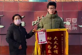 1月22日，记者采访了“教科书”式救火的少年李昱良，听他介绍了救火现场的情况。1月19日14时许，家住宁夏石嘴山大武口区锦馨花园的吴女士家中失火，邻居18岁少年李昱良得知情况后，沉着冷静，利用在校期间参加消防安全实操演练时学到的技能，采用灭火器及时将火扑灭，保护了邻居家两个孩子的人身安全和财产安全，避免了更大事故的发生。#天天讲安全 #正能量 #领居家失火18岁少年李昱良教科书式救火视频封面