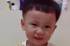 在给妈妈上政治课的时候，爸爸递奶过来都打断不了一点点他的思路😂#被宝宝的小奶音萌化了 #和人类幼崽的有效沟通 #把可爱的视频拿出来晒晒 #我做事情可是要人家哄着的视频封面