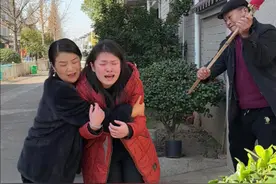 流浪3年的小姑娘满心欢喜地朝家的方向奔去，邻居阿姨的话如同一束光，照亮了她心中对妈妈的思念，每一步都仿佛踏在希望的鼓点上，然而，她还未来得及开口呼唤妈妈，后爸却拿起扫把毫不留情地将她驱赶，她的眼神瞬间充满了惊恐与失落，刚刚燃起的希望之火被无情地扑灭。在这个冰冷的世界里，她的世界仿佛一下子崩塌了#记录生活#正能量#流浪者视频封面