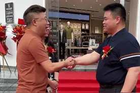 兄弟们你们天天看罗总，是不是看罗太太比较少啊。期待我们弟十家店开业。邀请罗总和林总一起来参加开业典礼。也感谢所有客人对衬衫老罗的支持。我们上饶万达店三十号开业期待大家的莅临。@衬衫老罗-上饶梦想合伙人视频封面
