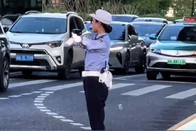 高峰时段车流如织，刘警官利落的交通指挥动作，带着不容置疑的威严，指引着车辆有序通行#杭州交警刘畅 #正能量 #平安守护 #又美又飒视频封面