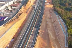 一直以来，每到节假日京港澳高速公路一直都是塞车黑点，如今扩建工程来了，即使告别塞车历史#京港澳高速 #京港澳高速公路扩建#基建狂魔视频封面